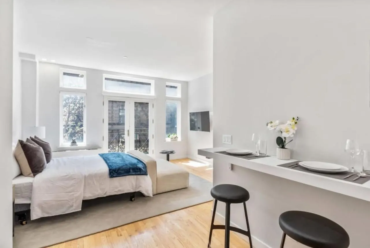 Studio W Charming Juliet Balcony In Upper East Nova Iorque